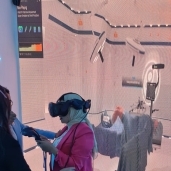 محررة «الوطن» تقوم بمحاكاة لعملية جراحية عبر تقنية «VR»