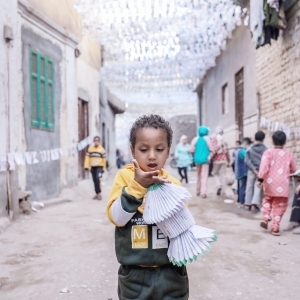 هنا رمضان.. أسيوط تُجمّل شوارعها بالزينة والفوانيس: «ورق وعجين وخيط»
