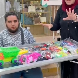 «مصطفى» يتحدى الإعاقة البصرية ببيع الألعاب على الرصيف