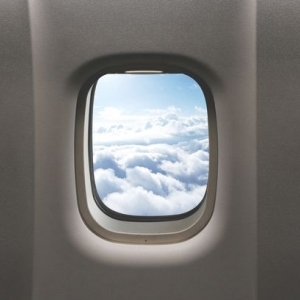 سؤال محير للمسافرين: ما سبب وجود ثقوب صغيرة في نوافذ الطائرة؟