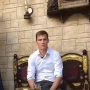 بالفيديو| السفير البريطاني يودع المصريين من شارع المعز: 