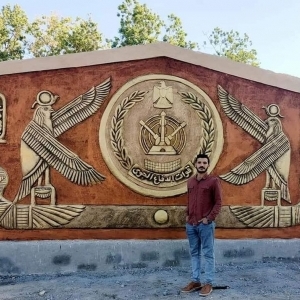 «إبراهيم» يرسم تاريخ مصر بجداريات أسمنتية: «نفسي في شوارع مزينة»