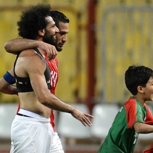 بالصور| صلاح يمنح قميصه إلى أحد أطفال ملعب مباراة مصر وغينيا