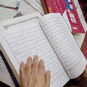 «عبدالجيد» مُسن كتب القرآن كاملا بخط يده في 6 أشهر: «خوفت أموت قبل ما أخلصه»