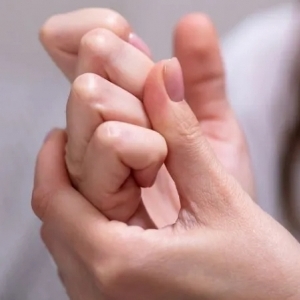 أخصائية علاج طبيعي تحذر من «طقطقة» الأصابع.. هل تؤدي لهشاشة العظام؟