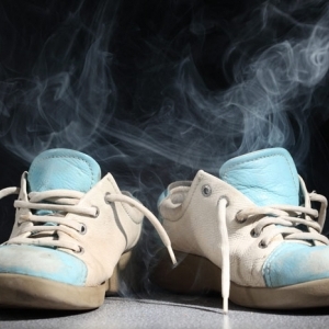 4 طرق لتنظيف رائحة الأحذية الكريهة.. مكونات بسيطة في المنزل