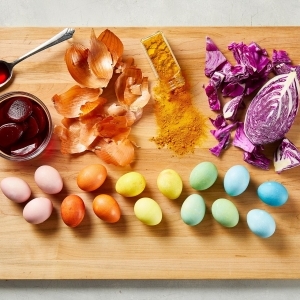طرق طبيعية لتلوين بيض شم النسيم.. احذر استخدام الألوان الصناعية