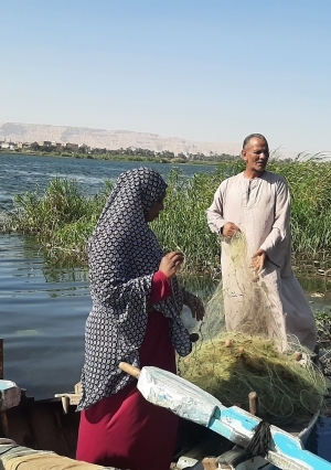 رحلة كفاح صياد وزوجته في نهر النيل بقنا