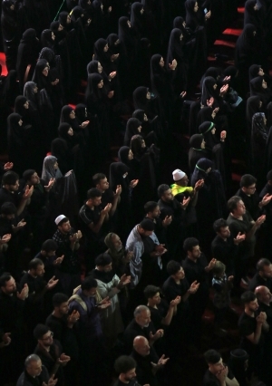 الشيعة العراقيون يجتمعون للصلاة في مسجد الإمام عباس في مدينة كربلاء