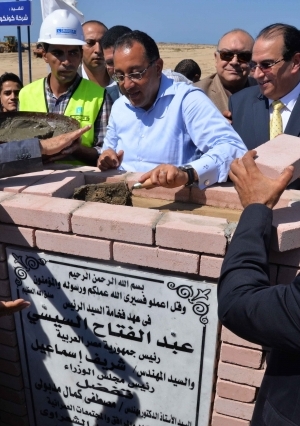 وزير الاسكان ومحافظ الدقهلية يضعا حجر الأساس للمنصورة الجديدة - تصوير سمير وحيد