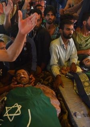 تشيع جنازة أربع مدنيين قتلوا بعد كسرهم حظر التجول في كشمير