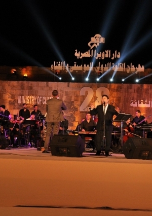 بالصور هاني شاكر يشعل مهرجان القلعه للموسيقي في ليلته السادسة