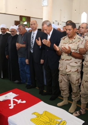 الالاف من أهالي المحروسة بقنا يشيعون جثمان شهيد القوات المسلحة في سيناء