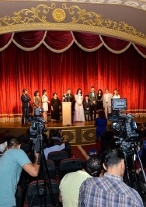 نبيلة عبيد ونجوم الفن والإعلام في افتتاح "خيبتنا" لمحمد صبحي
