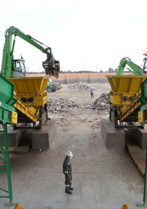 وزير التنمية المحلية ومحافظ الدقهلية يفتتحان أكبر مصنع لتدوير القمامة - تصوير سمير وحيد