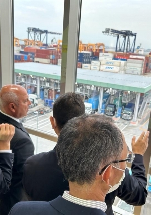 وزير النقل يزور ميناء طوكيو  البحري