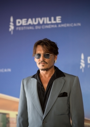 إطلالات النجم جوني ديب أثناء حضوره مهرجان Deauville US Film Festival في نسخته الـ45