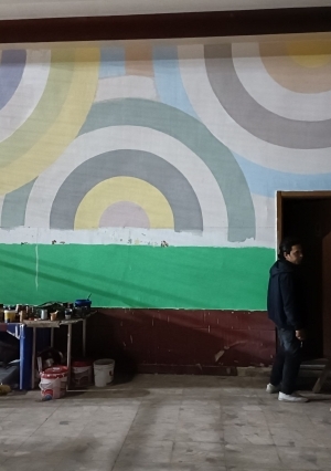 طلاب التربية الميدانية بكلية التربية الفنية يبدعون بعمل جدارية نادي الطيران المصري