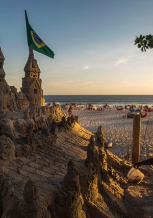 برازيلي يعيش 22 عاما في قصر من الرمال
