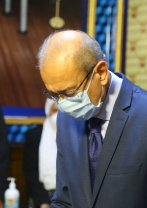 مستشار الرئيس شريف اسماعيل يدلي بصوته في مدرسة مصطفي ابو عميره بمصر الجديدة