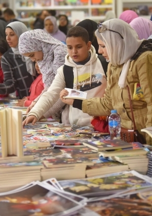 لا خوف على جيل يقرأ.. بهجة على وجوه الأطفال في معرض القاهرة الدولي للكتاب تصوير: محمود عبدالغني