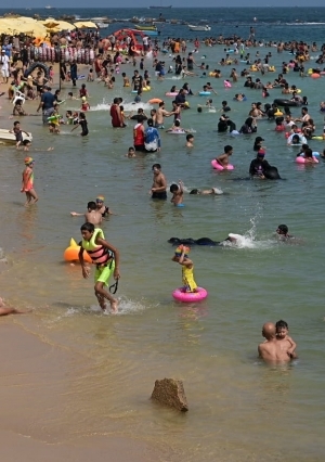 توافد المصيفين على الشواطئ يوم الجمعة