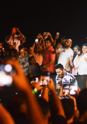 تامر حسني يفتتح اولى حفلات الصيف في العالمين الجديدة
