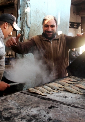 شويات الأسماك تتصدر المشهد في سوق السمك بالمحله نتيجه الطقس السيء