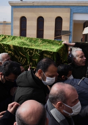 وصول جثمان ياسر رزق للصلاة عليها  بمسجد المشير