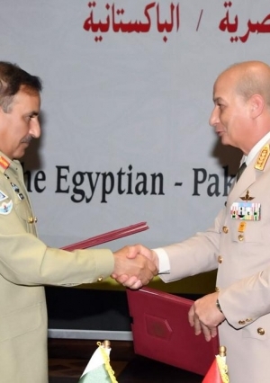وزير الدفاع يلتقي رئيس هيئة الاركان الباكستانية