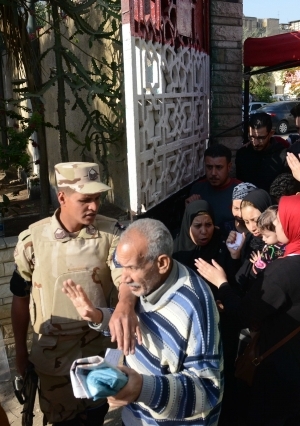 نساء وأطفال يشاركون في الاستفتاء على التعديلات الدستورية بشبرا وروض الفرج والساحل