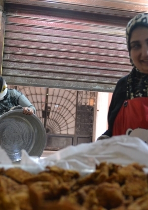«مطبخ الخير».. مبادرة نسائية لإطعام الصائمين في المحلة