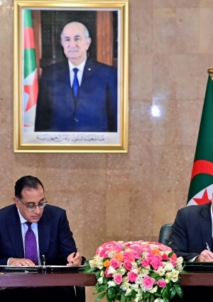 رئيس الوزراء والوزير الأول يشهدان مراسم توقيع عدد من الوثائق في عدة مجالات تخدم التعاون الثنائي بين البلدين