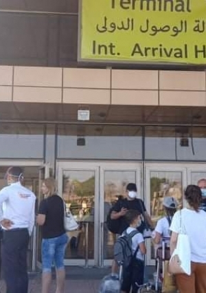 مطار شرم الشيخ يستقبل 150 سائحا من أوكرانيا بعد 100 يوم إغلاق