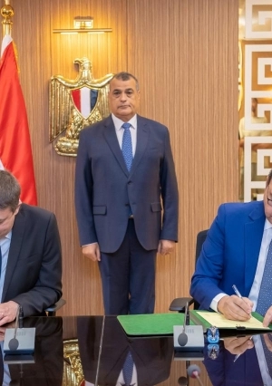 جانب من توقيع بروتوكول التعاون لإنشاء شركة مصرية فرنسية في مجال الاتصالات
