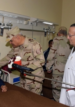 وزير الدفاع يزور عددًا من المصابين من أبطال القوات المسلحة بالمستشفيات العسكرية‎