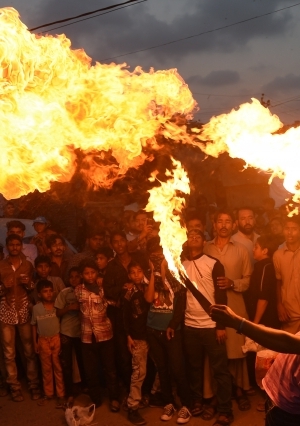 باكستانيون يطلقون النيران فى الشوارع احتفالاً بيوم عاشوراء