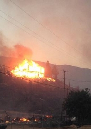 حريق يدمر ثمانين مبنى ويؤدي الى اغلاق طرق سريعة في كاليفورنيا
