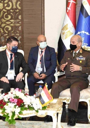 وزير الدفاع والإنتاج الحربى يعقد عدد من اللقاءات مع قادة الوفود العسكرية
