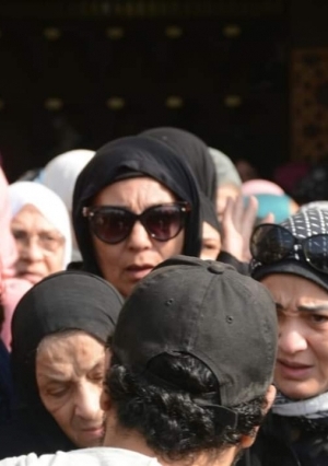 جنازة شقيقة الفنانه فيفي عبده من مسجد السيدة نفيسة