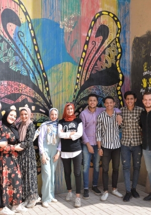 تربية بالالوان مبادرة شبابية لصناع السعادة تحول جدران كلية التربة جامعة المنصورة للوحات فنية