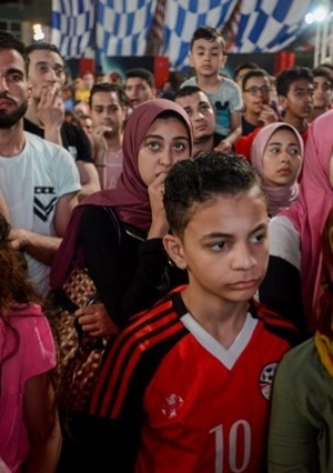 الجماهير المصرية تتابع مباراة مصر وروسيا - تصوير محمود صبرى