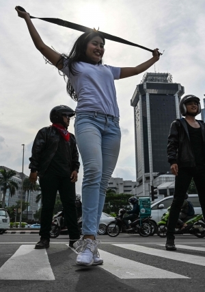 حملة للسلامة على الطرق بـ"الرقص" في إندونيسيا