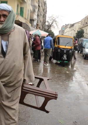 المواطنين يهربوا من الامطار في شوارع القاهرة