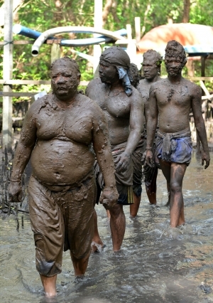 تقليد "حمامات الطين" في بالي بإندونيسيا