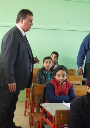 صور الدكتور عادل عبدالمنعم، وكيل وزارة التربية والتعليم بالفيوم يتفقد لجان إمتحانات الشهادة الإبتدائية