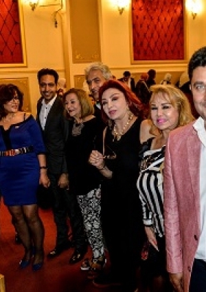نبيلة عبيد ونجوم الفن والإعلام في افتتاح "خيبتنا" لمحمد صبحي