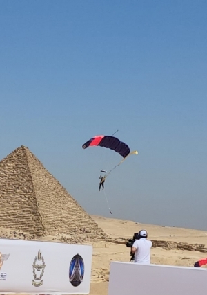 فريق القفز الحر بـ «المظلات» يختتم العرض الجوي بالأهرامات