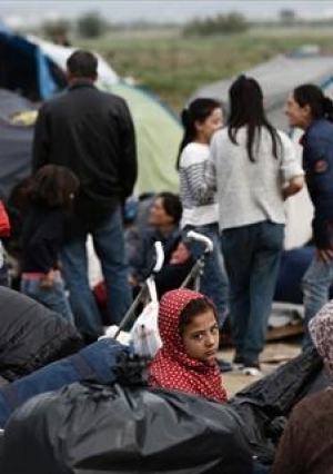 الشرطة اليونانية تجلي المئات من مخيم إدوميني للاجئين