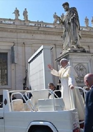 البابا فرانسيس في ساحة القديس بطرس في الفاتيكان